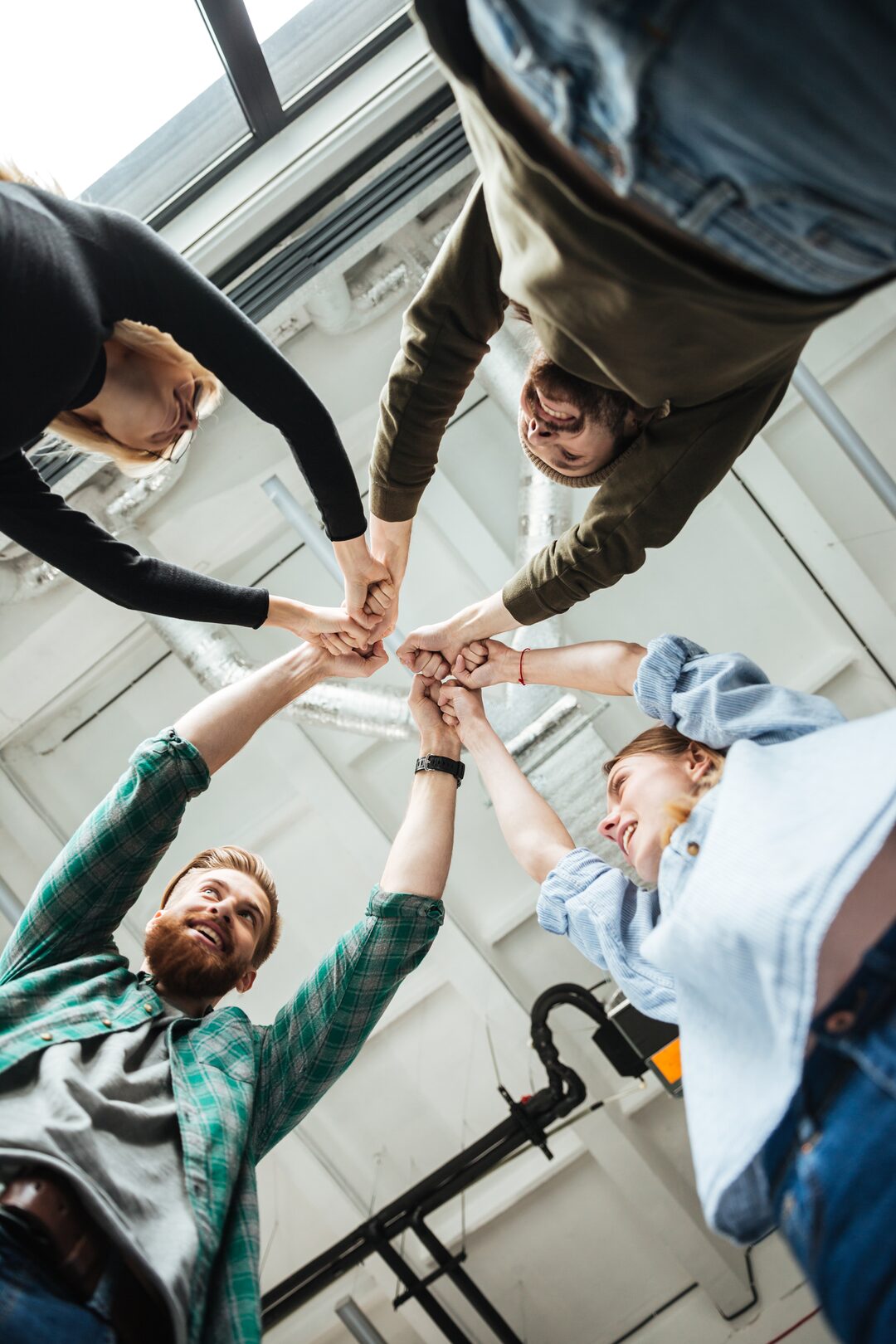 Mani unite di un team — simbolo di collaborazione